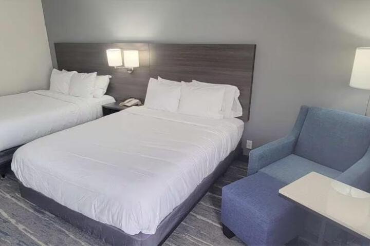 1 Queen Bed Microwave and Refrigerator WiFi Full Breakfast (13 of 15)