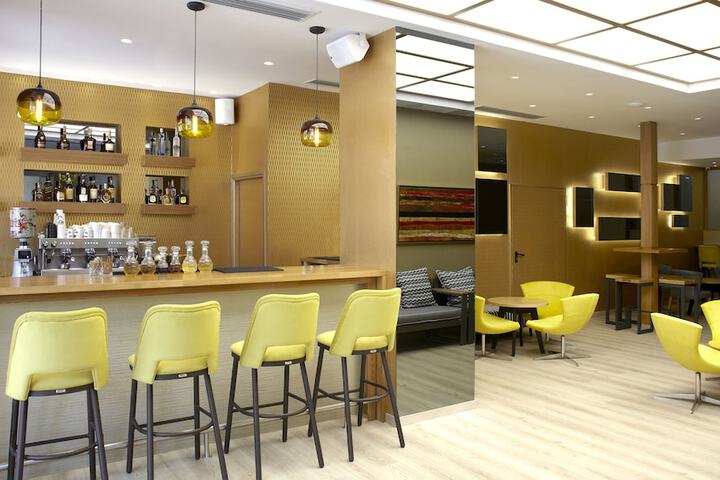 Lounge 68 of 87