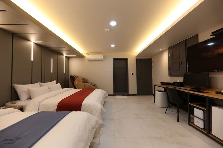 Room 12 of 100
