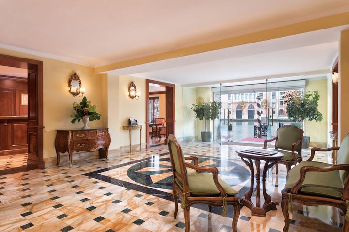 Lobby lounge