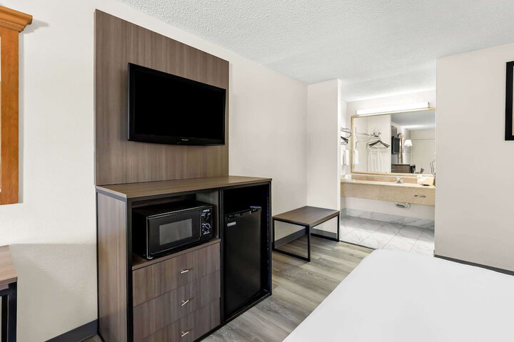 2 Queen Beds (9 of 15)