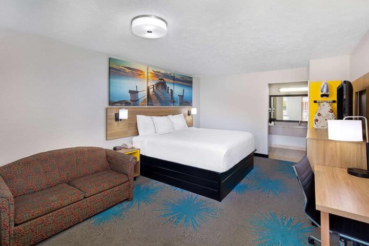 1 King Bed Accessible (13 of 16)
