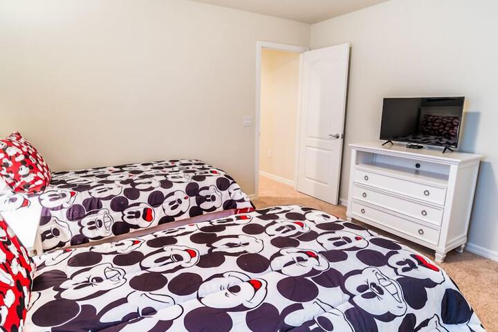 Room 10 of 32