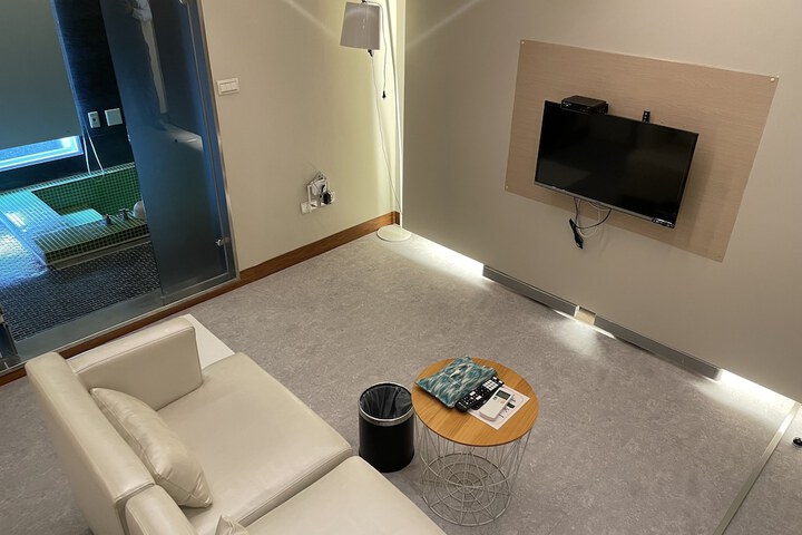 Room 35 of 82