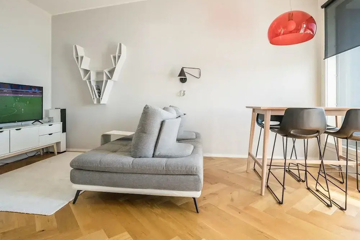 Room 5 of 12
