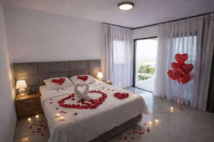 Room 4 of 28