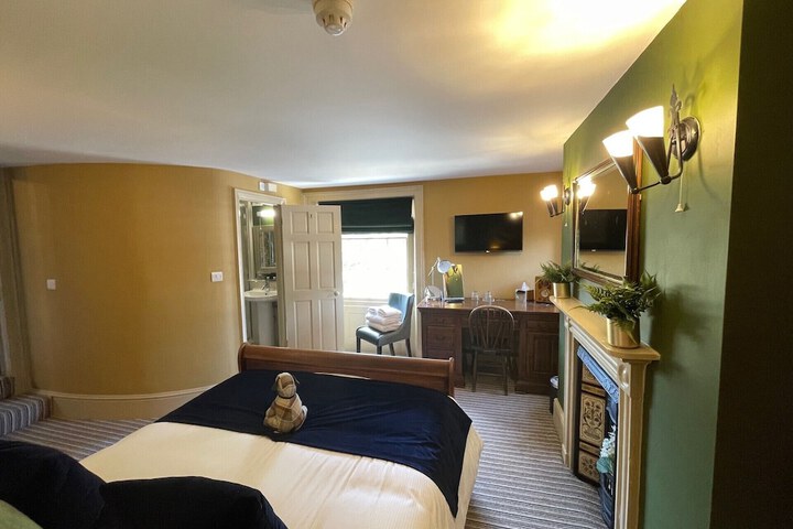 Room 16 of 77