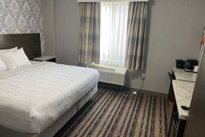 1 King Bed Accessible (2 of 8)