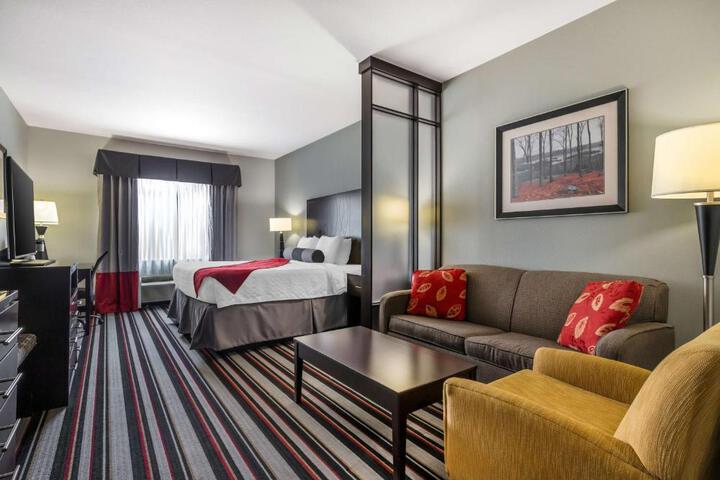 1 King Bed Mobility Accessible Roll in Shower Full Breakfast (16 of 21)