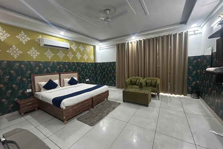 Room 12 of 28