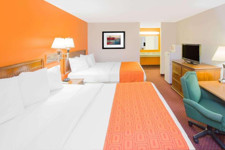 2 Queen Beds (1 of 7)