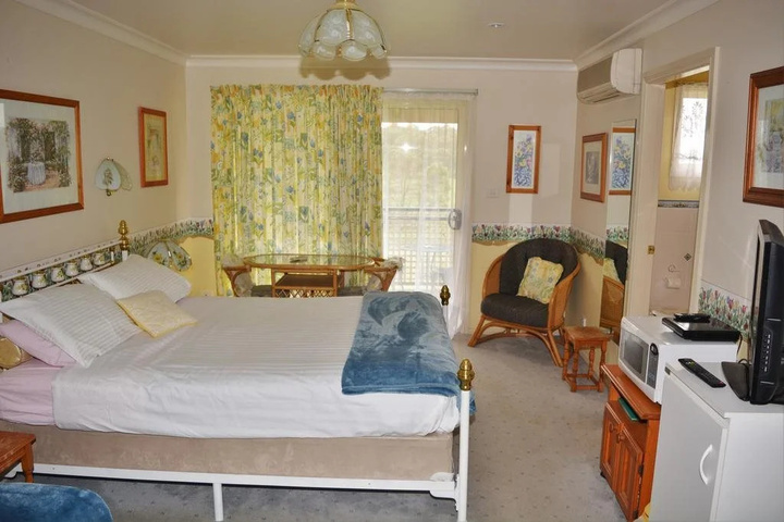 Room 4 of 8