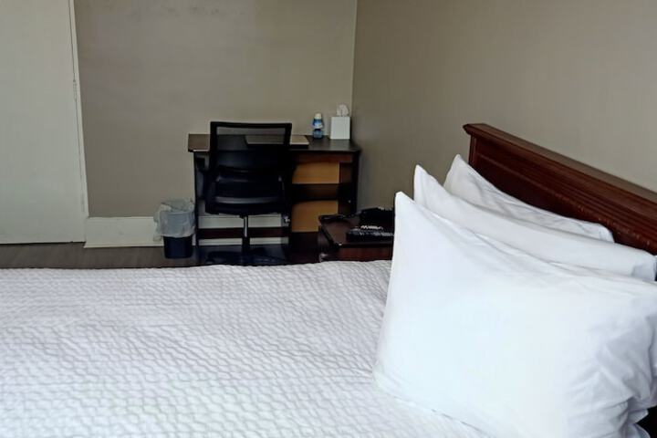 1 Queen Bed (21 of 33)