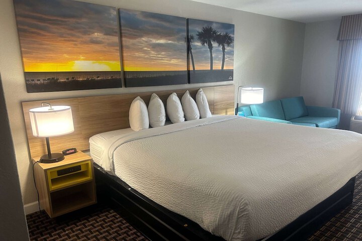 1 King Bed (2 of 23)