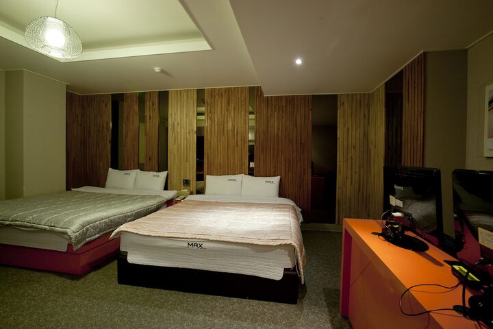 Room 16 of 77