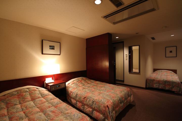 Room 9 of 42