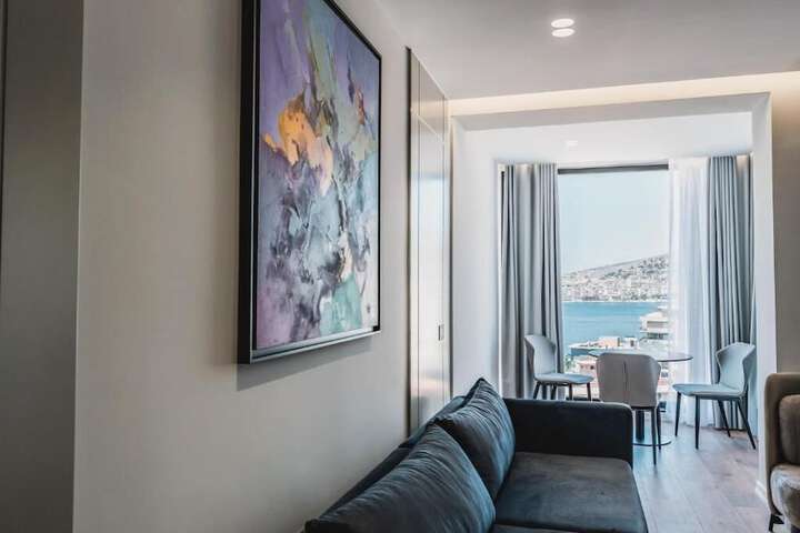Room 33 of 186
