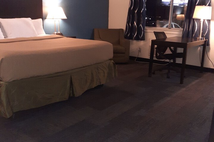 1 King Bed (10 of 13)