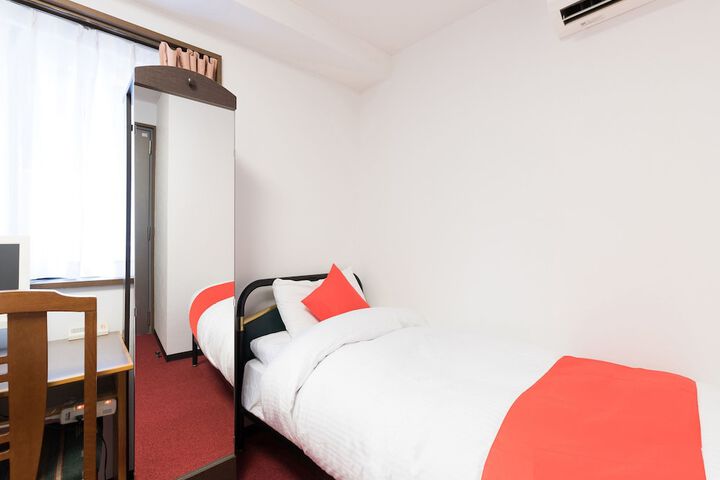 Room 8 of 33
