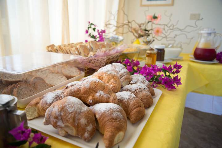 Breakfast/Coffee Service 50 of 111