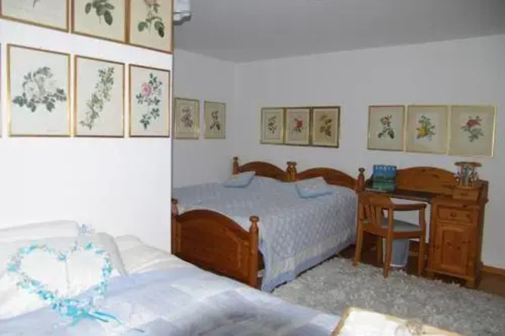 Room 5 of 12