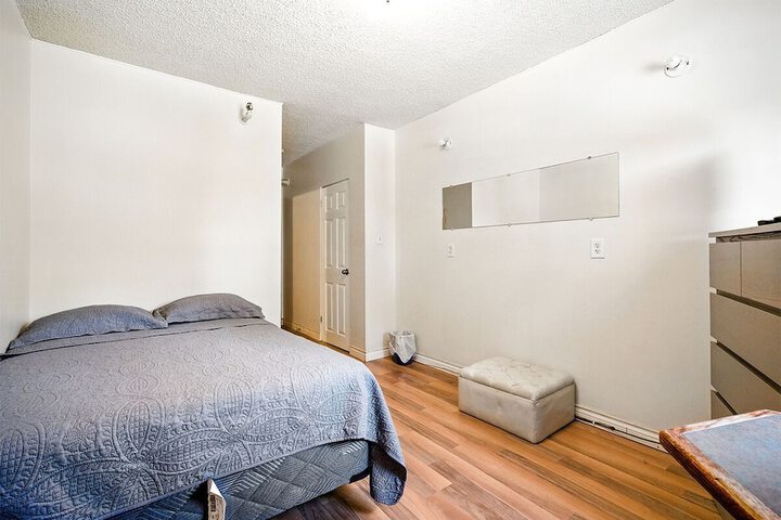 Room 6 of 12