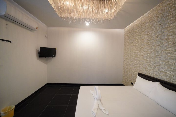 Room 5 of 9