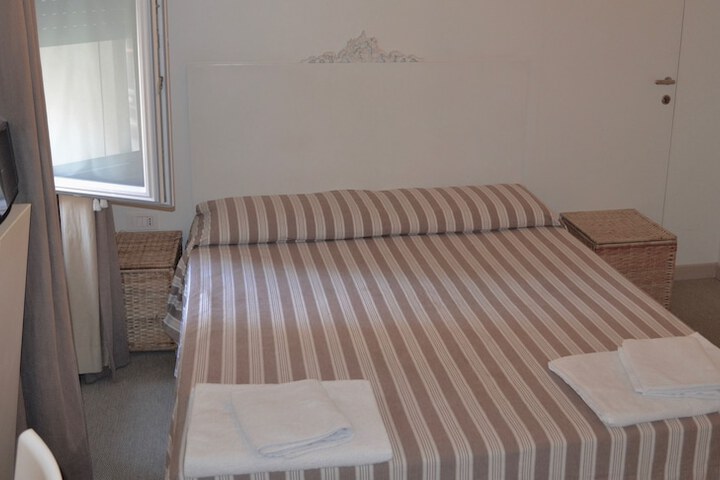 Room 3 of 41
