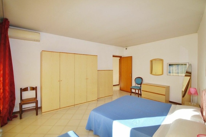 Room 8 of 14