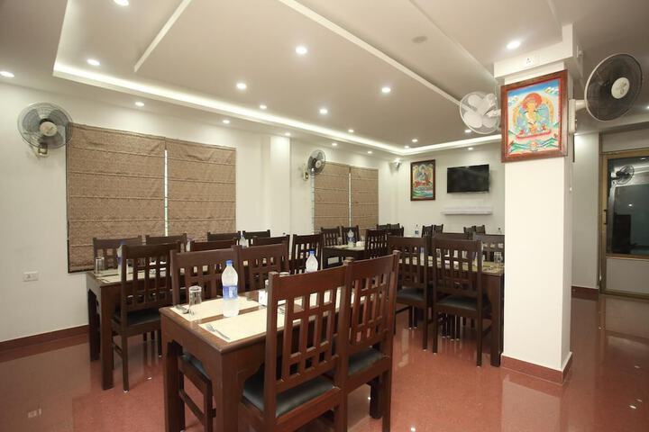 Dining 17 of 24