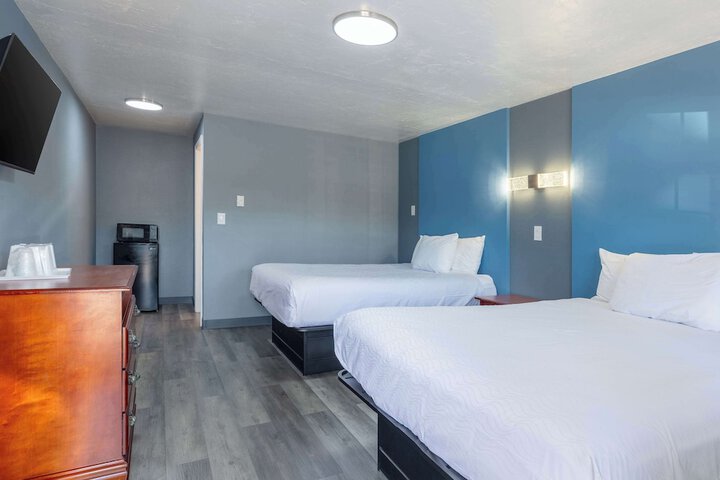 1 Queen Bed (5 of 27)