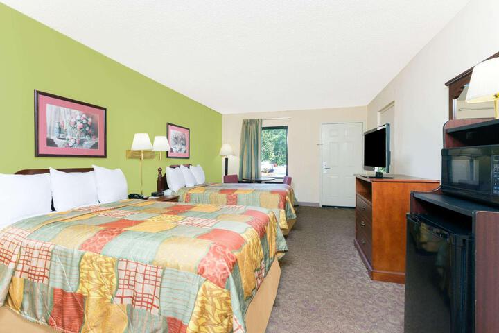 2 Double Beds Accessible Bathtub with Grab Bars (8 of 9)