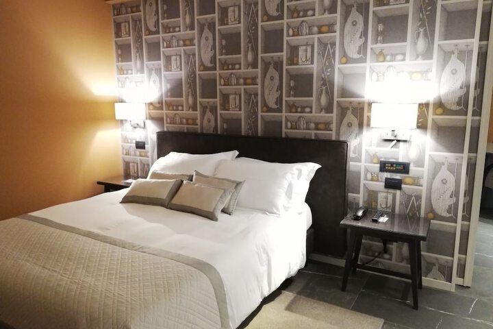 Room 4 of 85