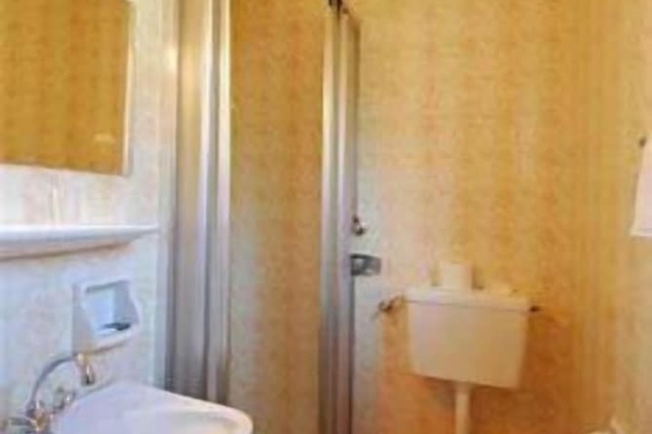 Room 9 of 21