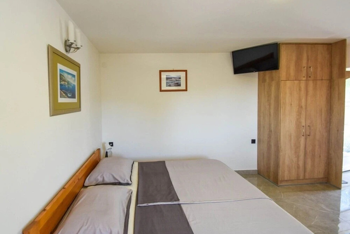 Room 5 of 12