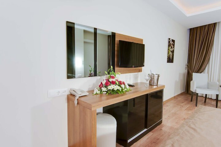 Room 3 of 8