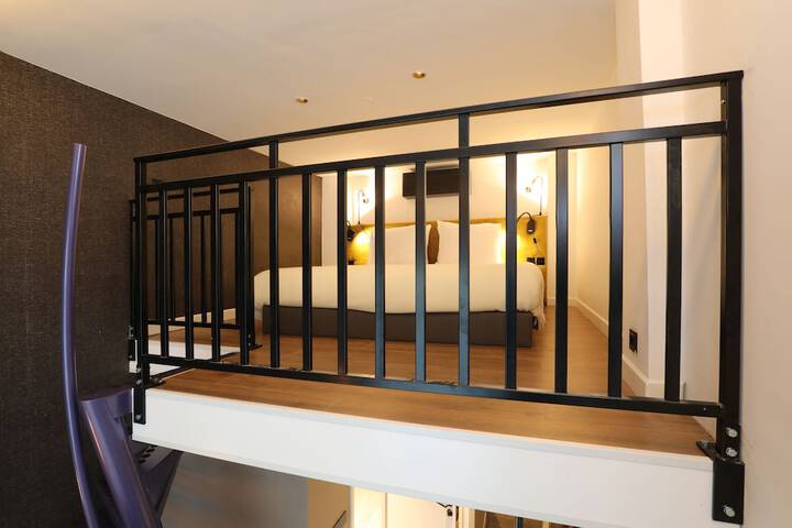 Room 4 of 77