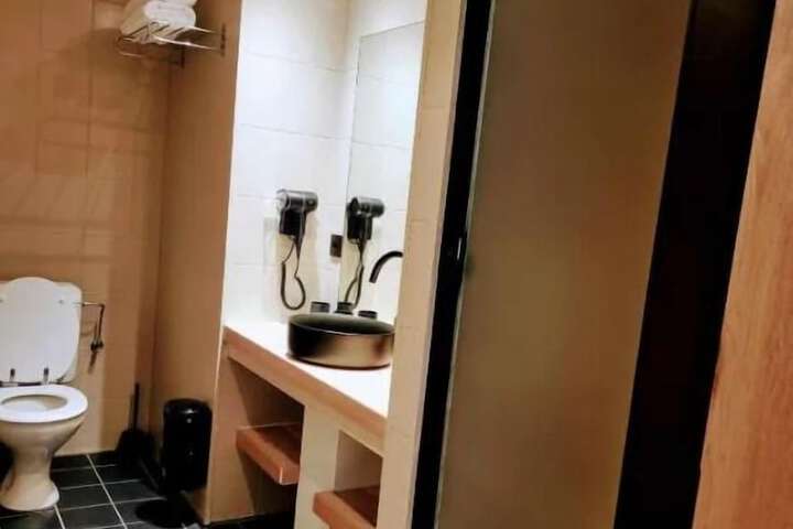 Room 9 of 21