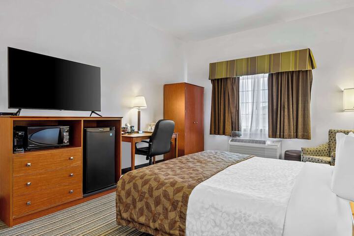 1 King Bed High Speed Internet Accessible Microwave and Refrigerator, Coffee Maker Iron (13 of 24)