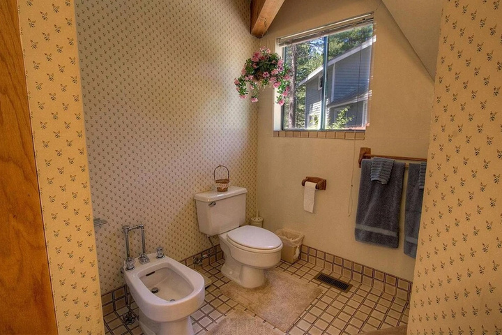 Room 10 of 16
