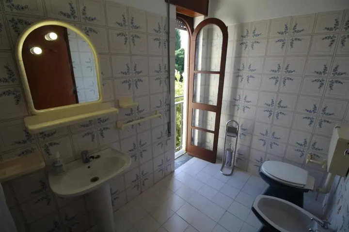 Room 7 of 14