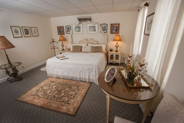 Room 8 of 33