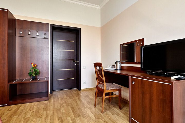 Room 3 of 117