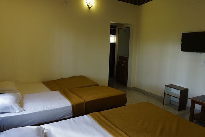 Room 13 of 76