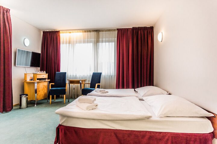Room 17 of 102