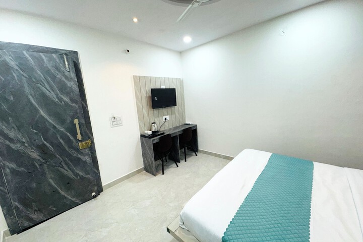 Room 12 of 30