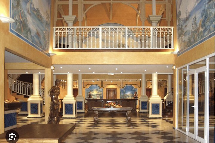 Ballroom/Hall 54 of 90