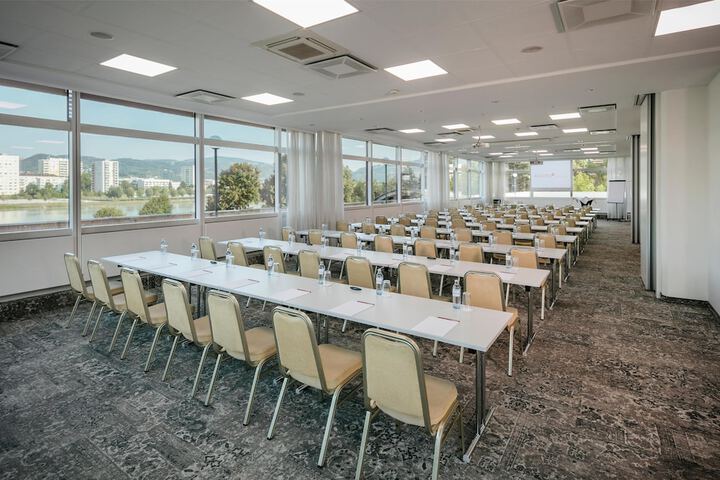 Business Center 75 of 89