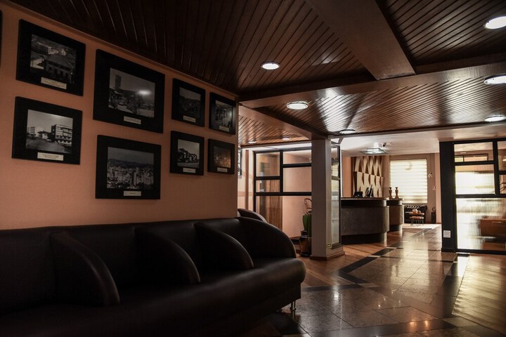 Lounge 77 of 80