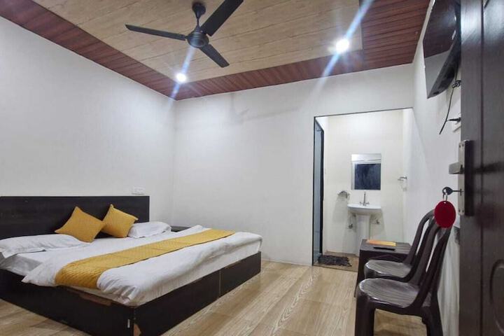 Room 5 of 12